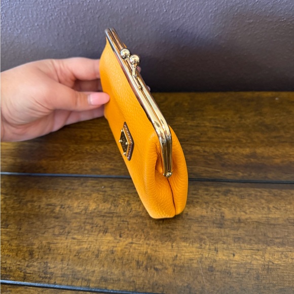 ✨NWOT - Dooney & Bourke Pebble Leather Large Framed Kisslock Coin Purse✨ - Picture 3 of 6